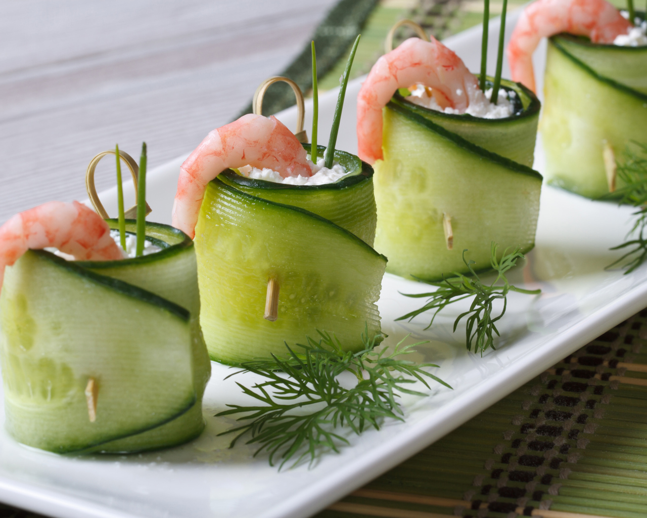 Роллы из огурца с креветками и зеленью 