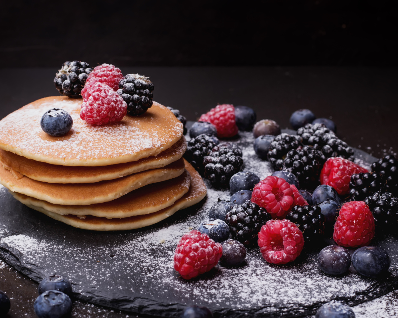 Вкусные свежие оладьи со свежими ягодами и сахарной пудрой