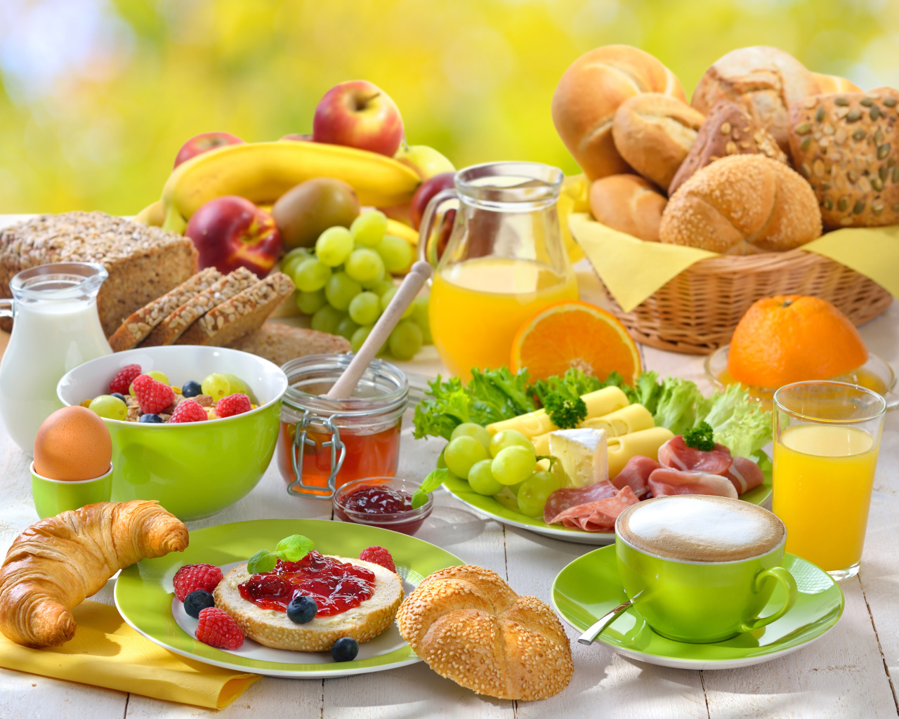 Вкусный сытный завтрак на столе