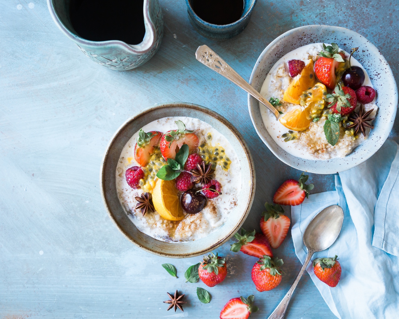 Вкусная молочная каша с ягодами на завтрак