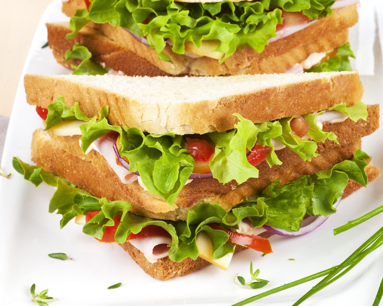 Вкусный сэндвич с зеленью и ветчиной