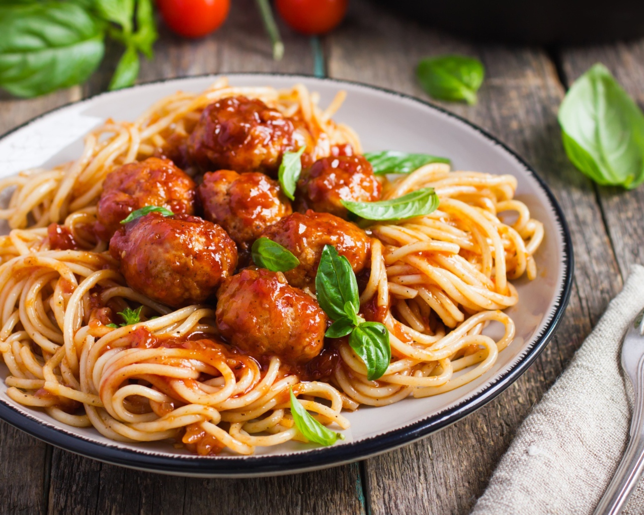 Вкусные спагетти с фрикадельками на блюде 