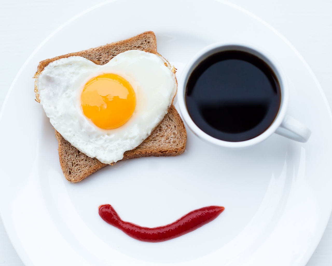 Лицо на тарелке из яичницы чашки кофе и соуса