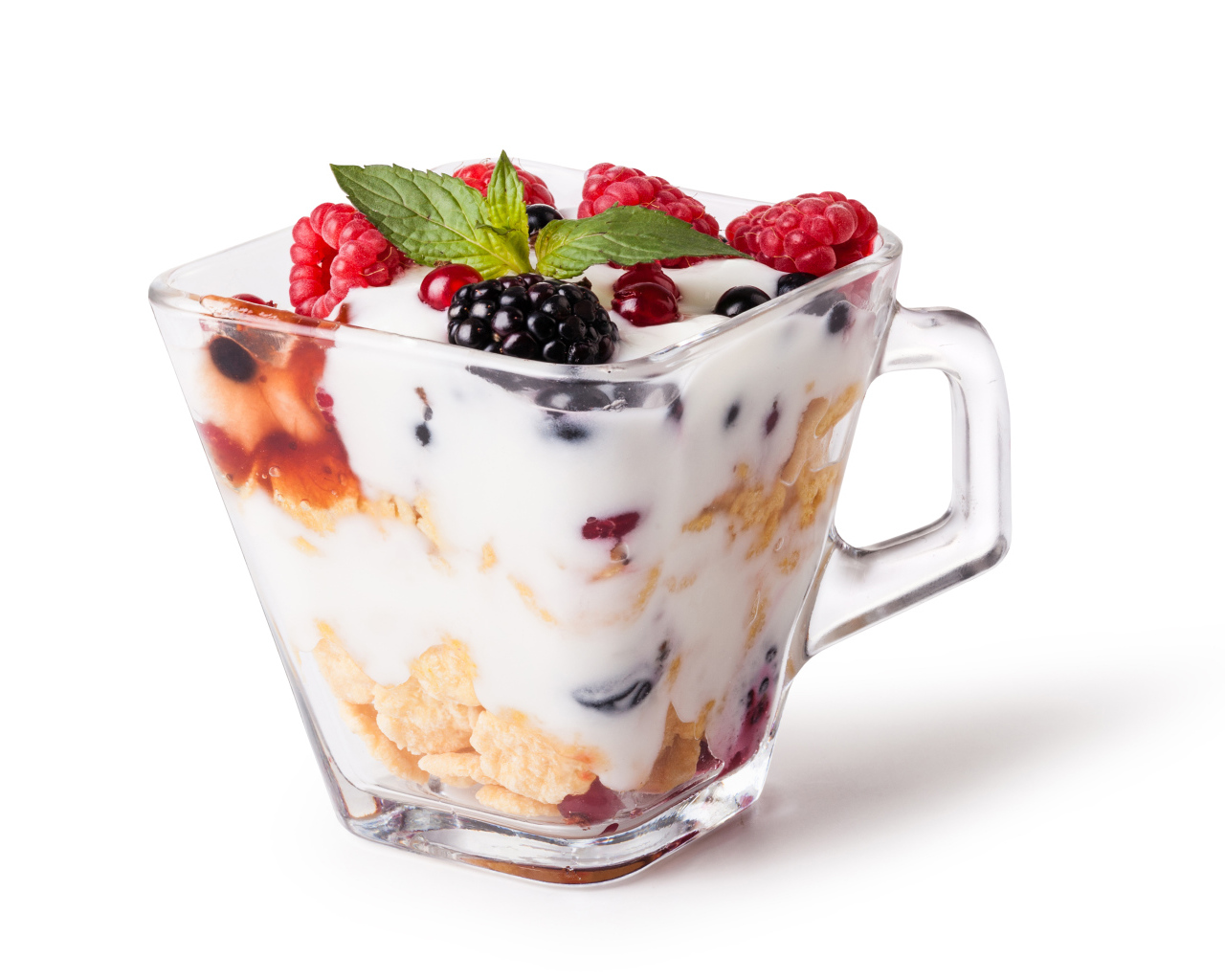 Хлопья с йогуртом и ягодами в стакане на белом фоне