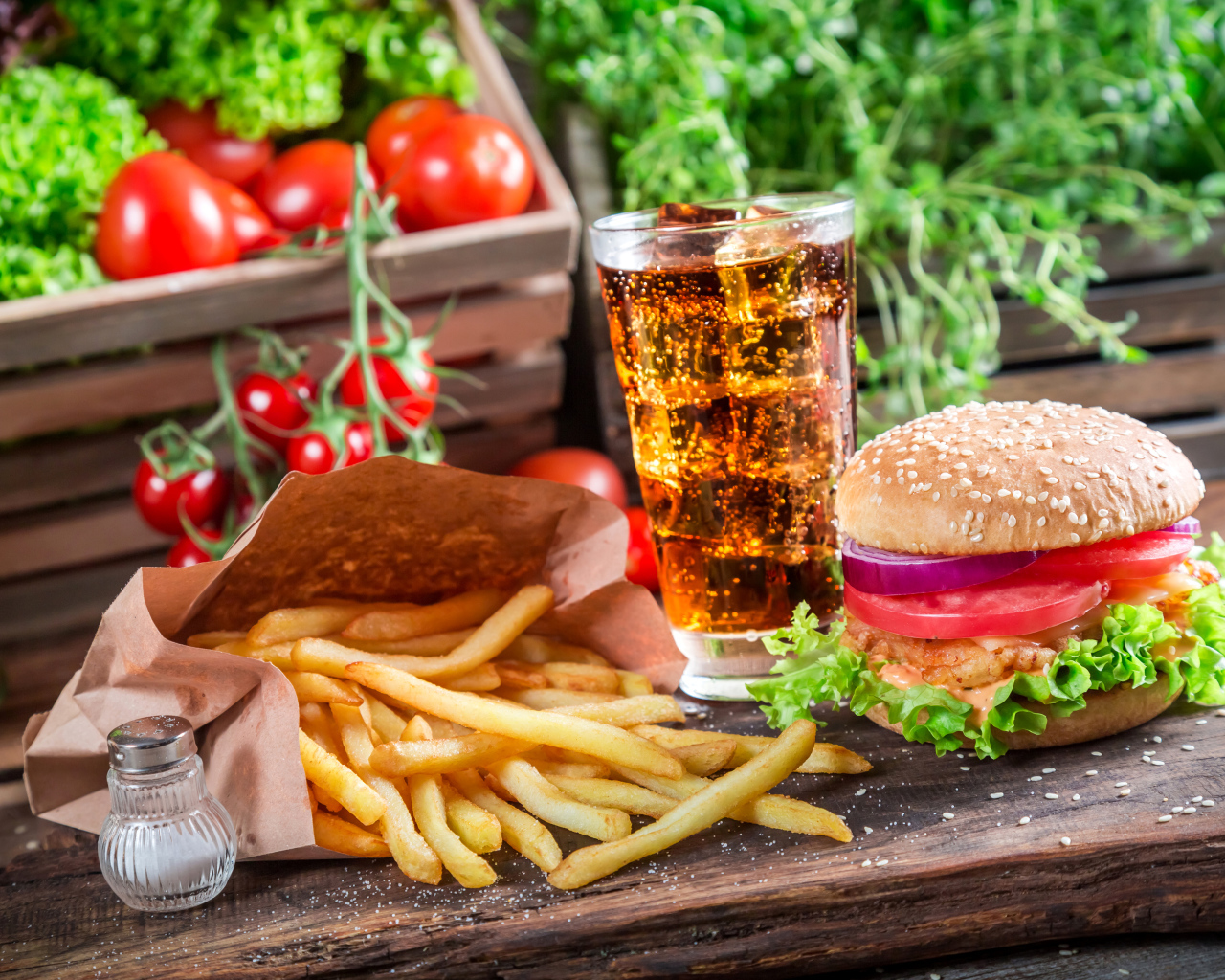 Картофель фри, пиво и сэндвич на столе 