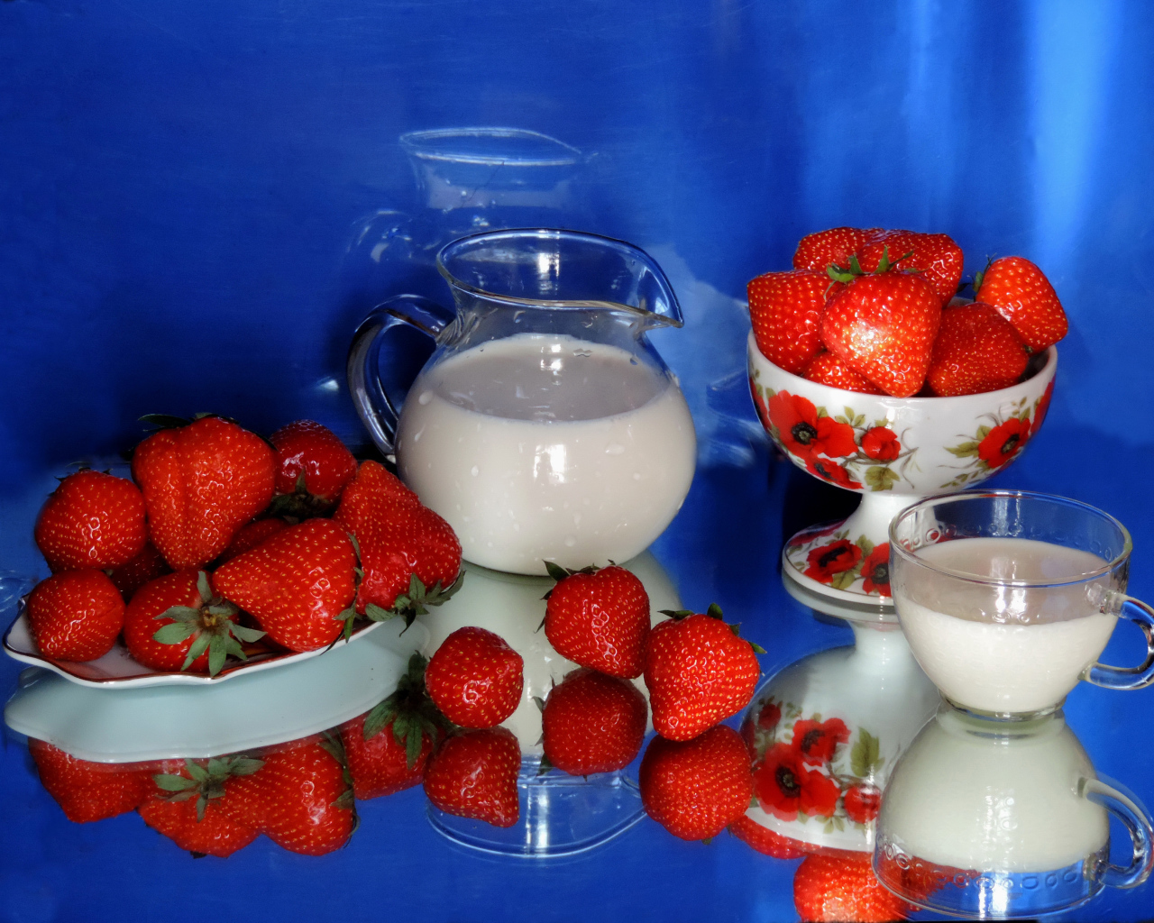 Свежие аппетитные ягоды клубники на столе с молоком