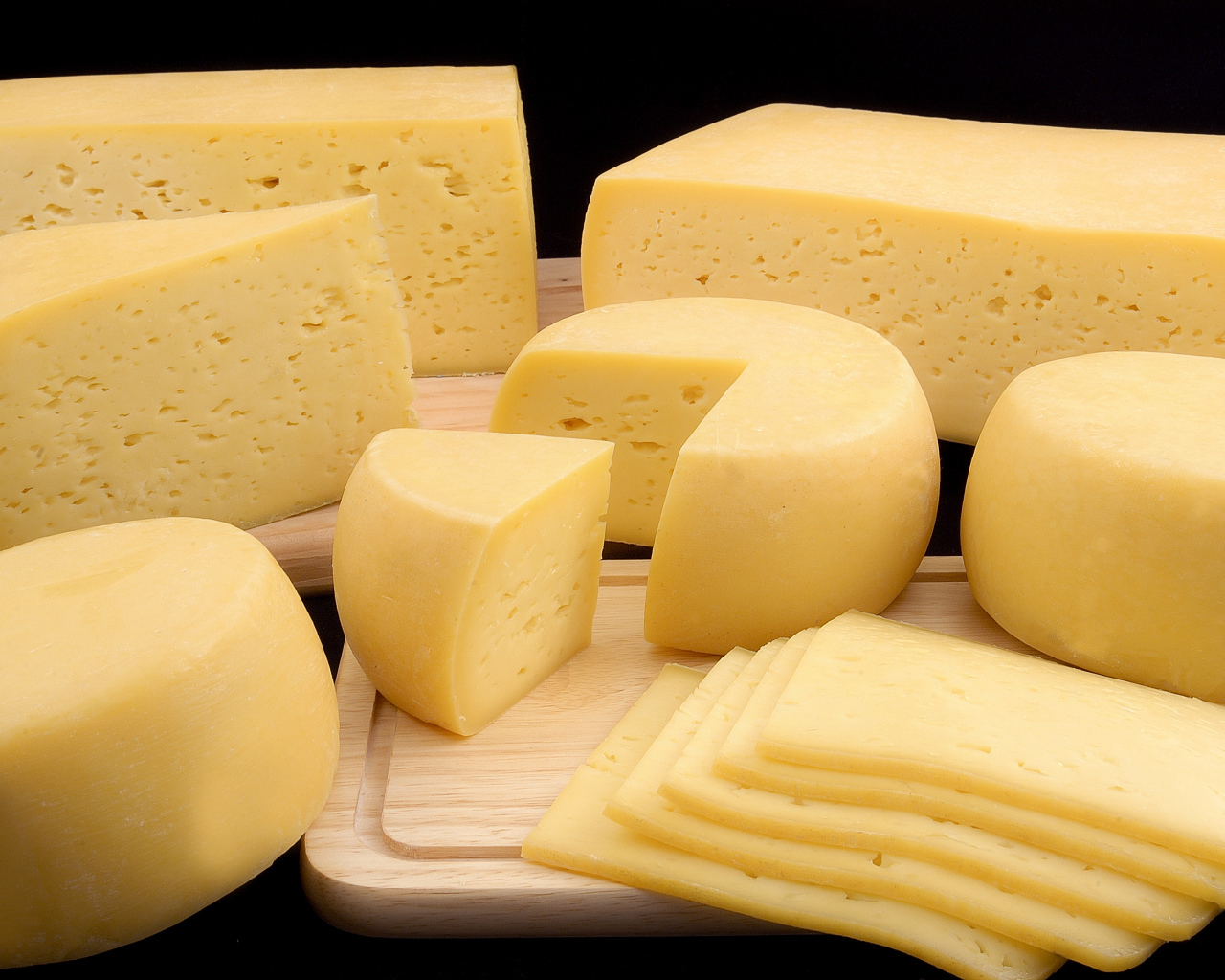 Свежие твердые сыры крупным планом