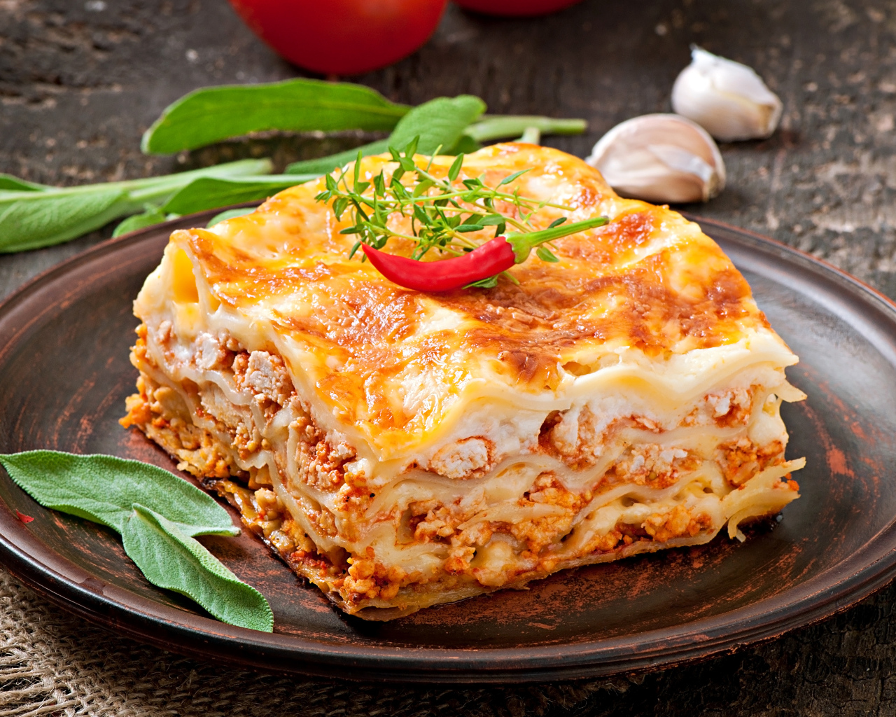 Свежая лазанья с красным перцем на тарелке 
