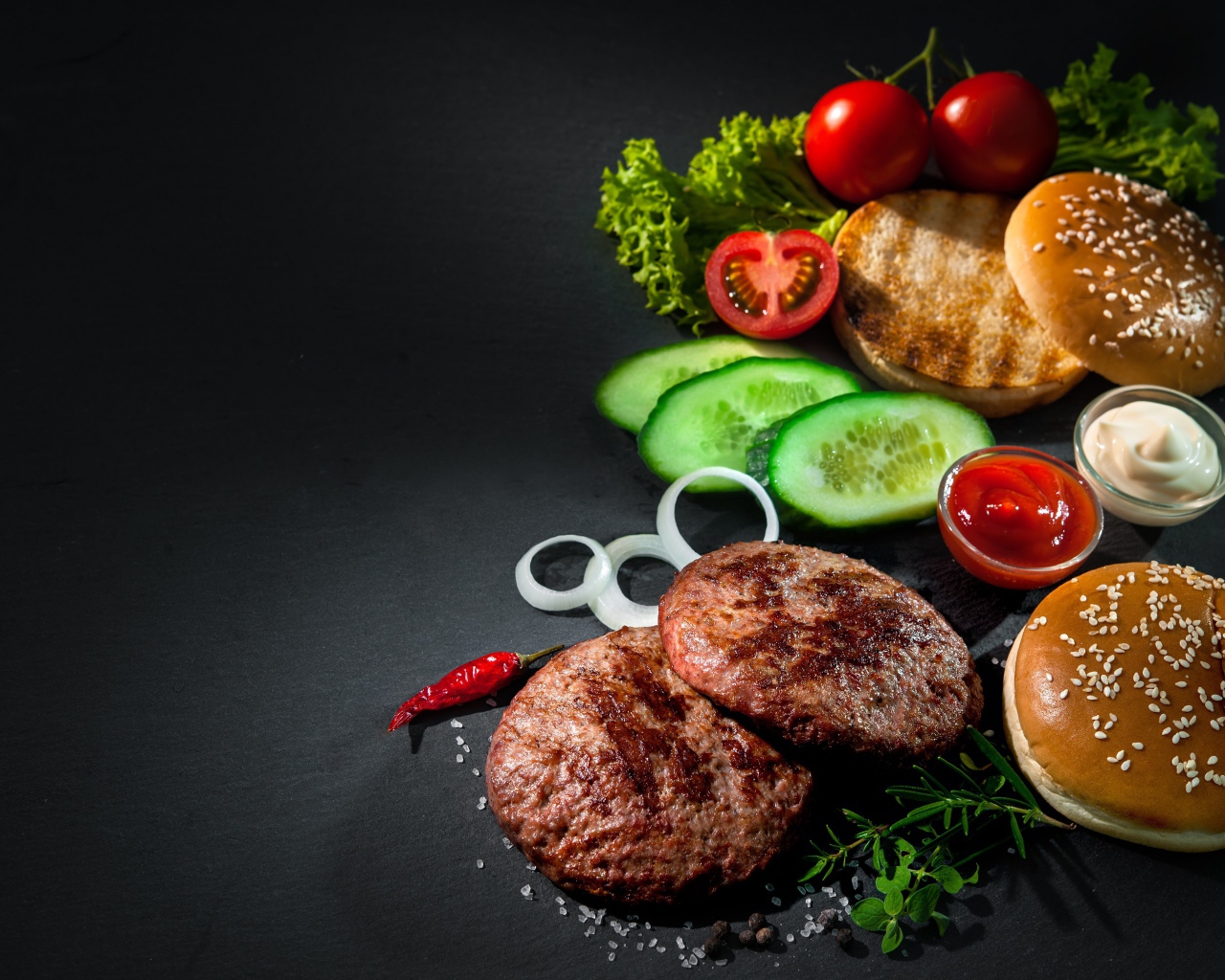 Свежие продукты для гамбургера на сером фоне