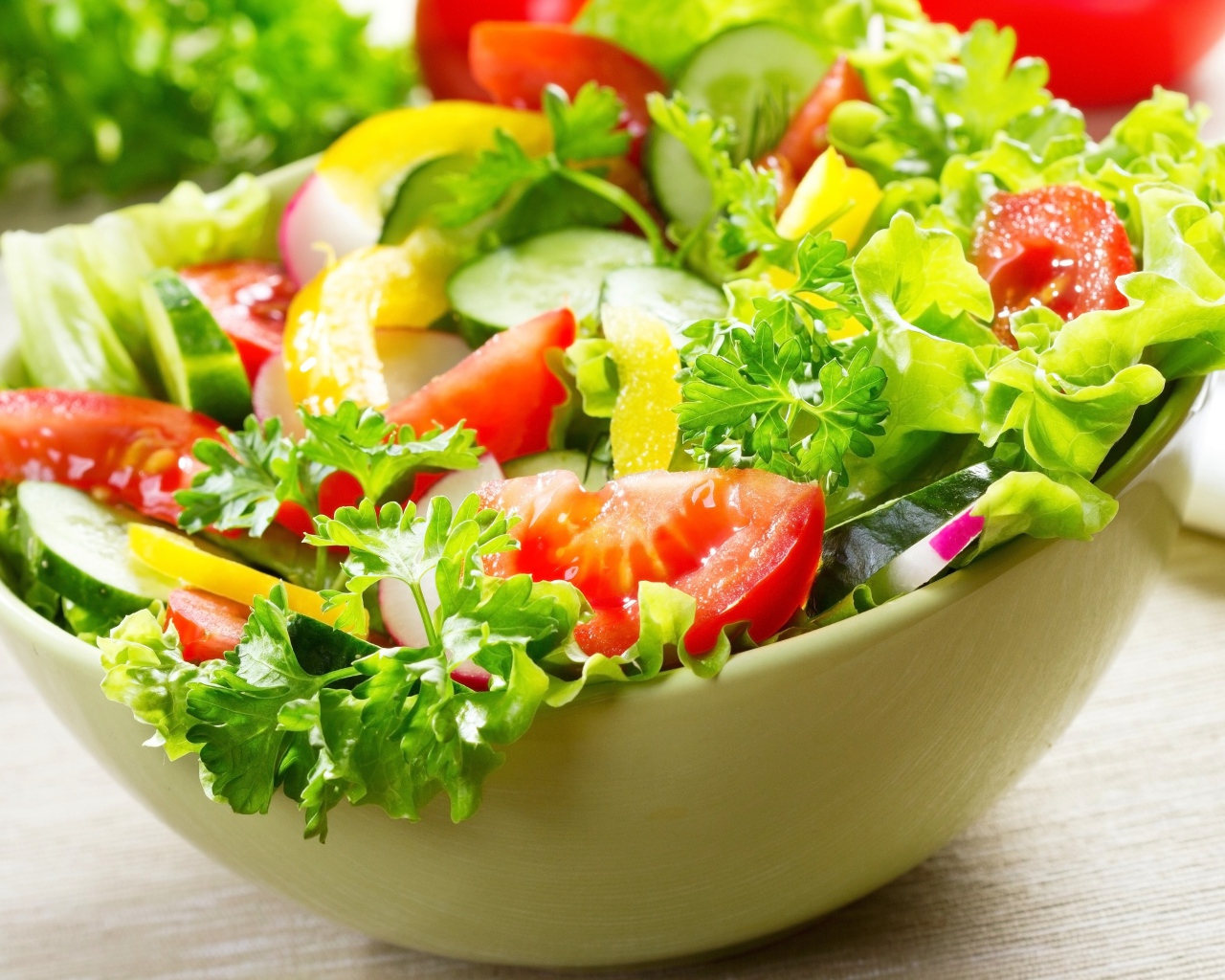 Салат из свежих овощей с зеленью на столе