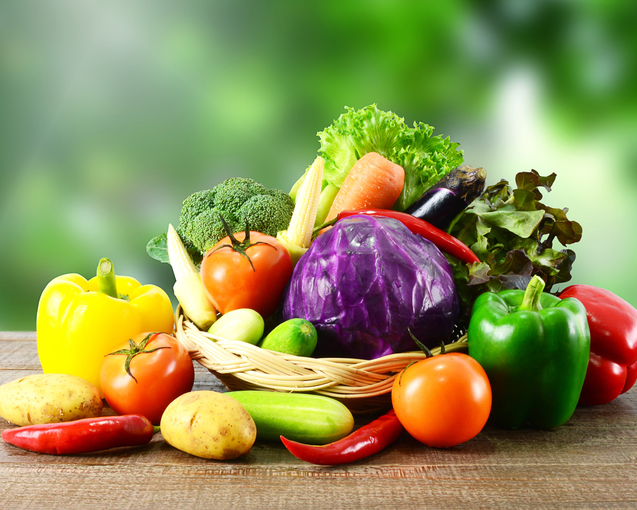 Свежие овощи в корзинке на столе