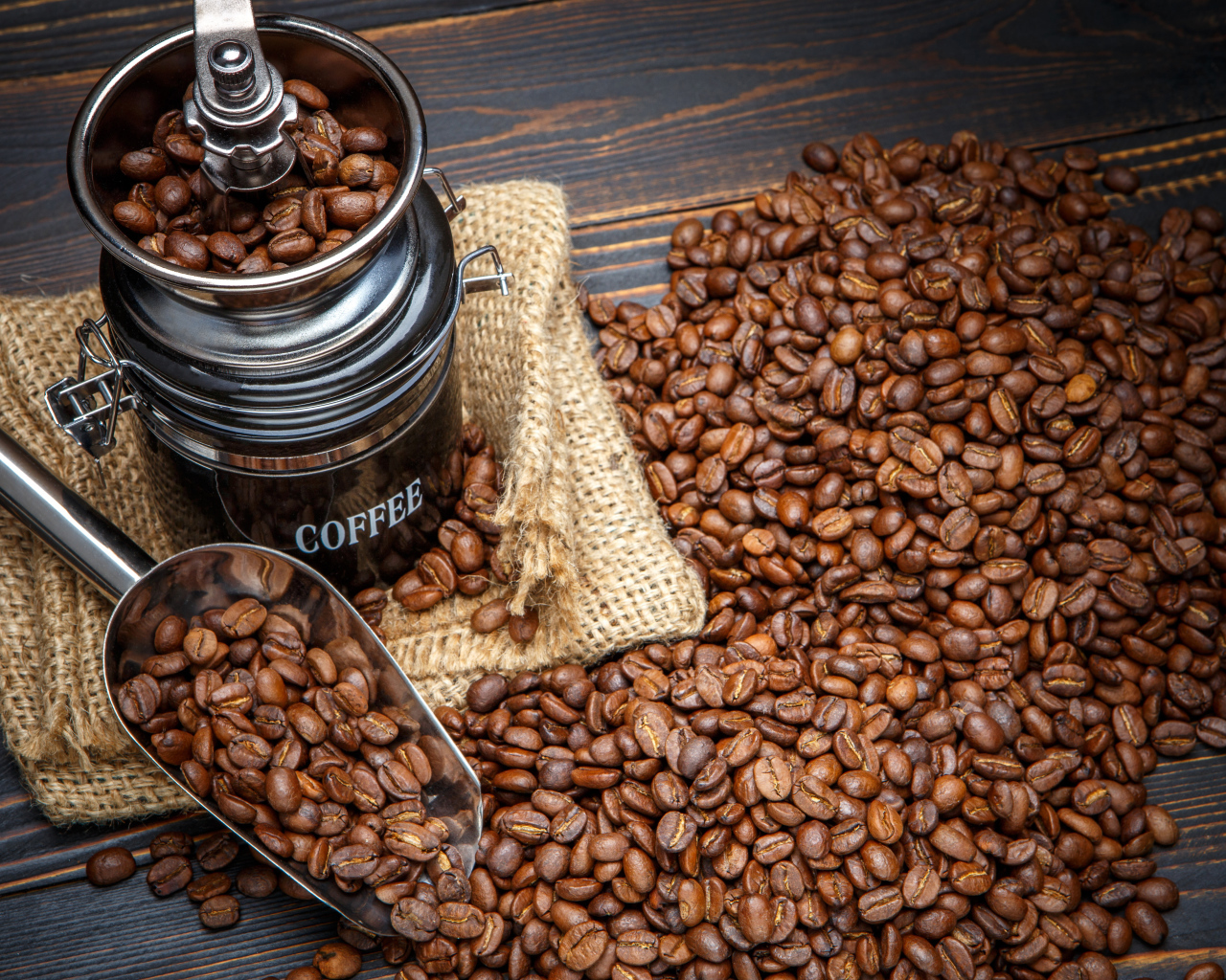 Жареные кофейные зерна с кофемолкой на столе