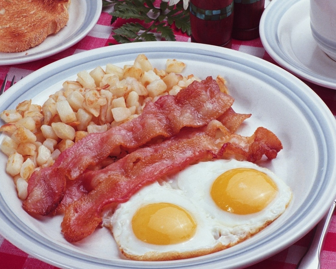 Яичница глазунья с беконом на завтрак