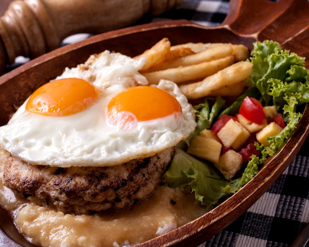 Яичница глазунья с котлетой и овощами 