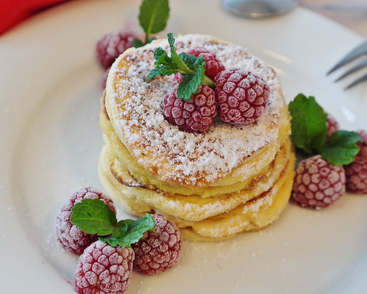 Оладьи с малиной на завтрак 