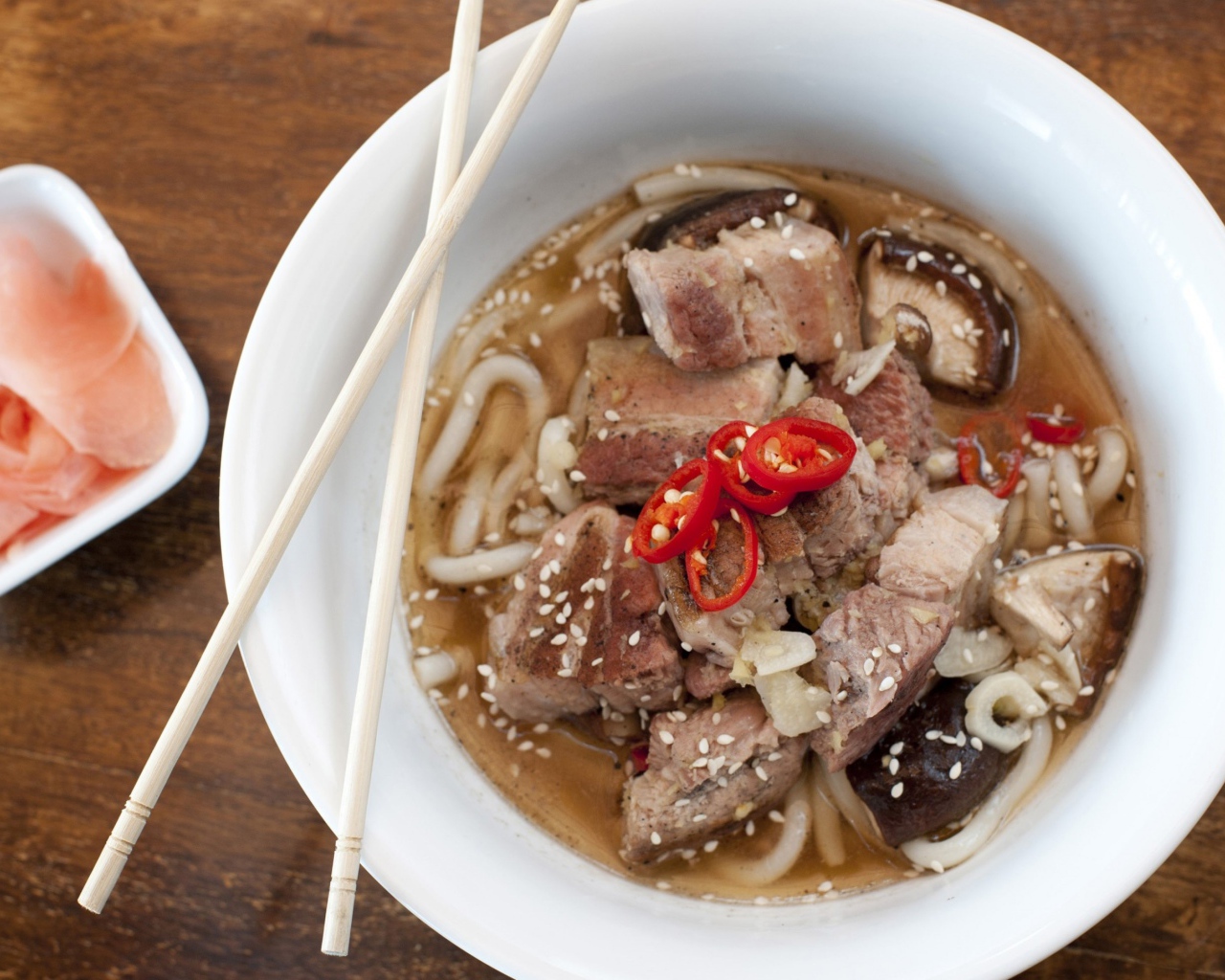 Хайнаньский суп с бараниной, лапшой и кунжутом в белой миске