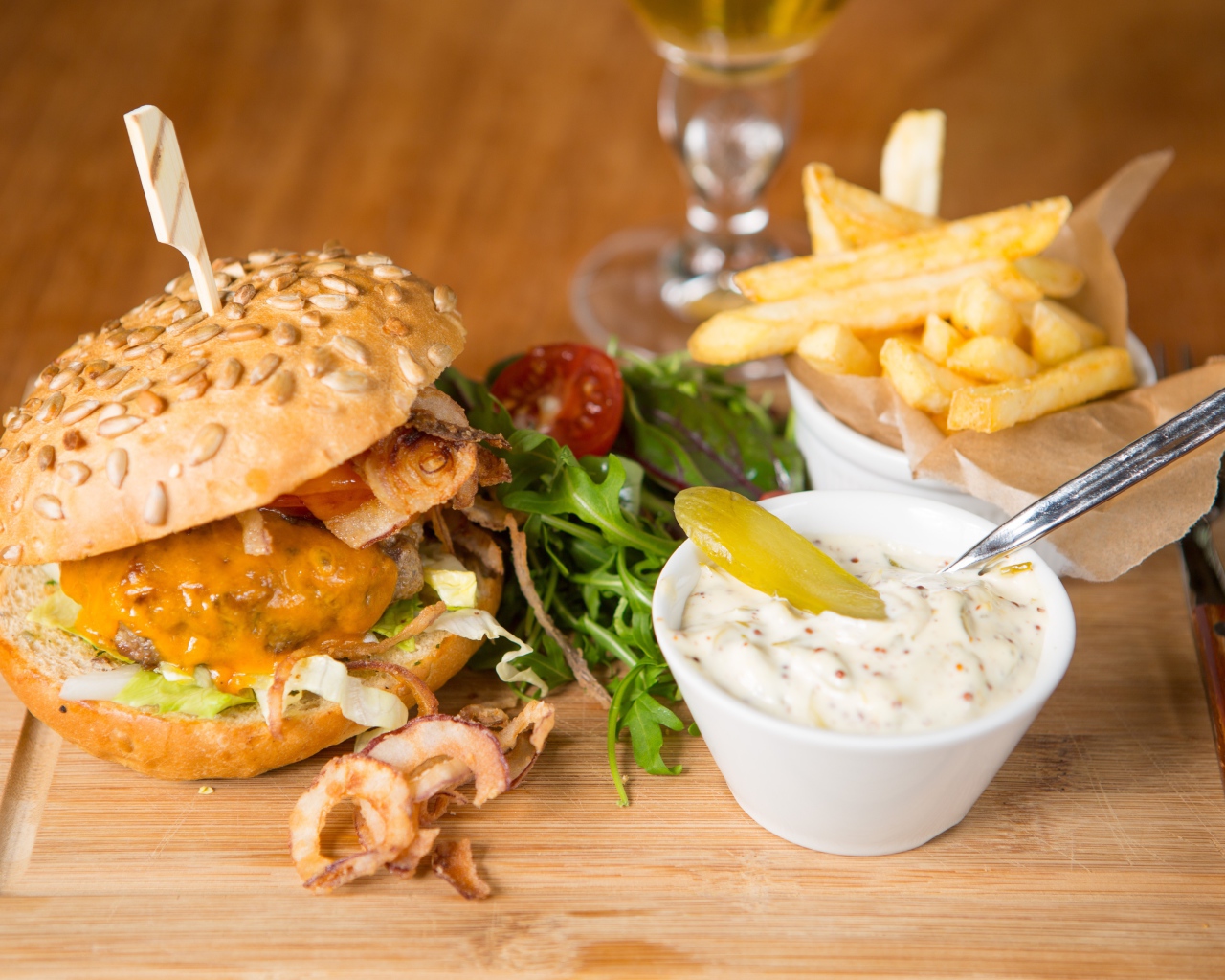 Гамбургер и картошка фри на столе с соусом