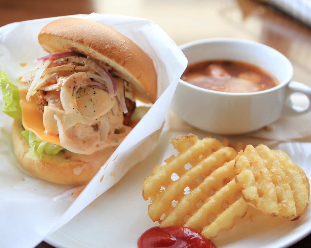 Гамбургер картошка фри и чашка кофе на завтрак