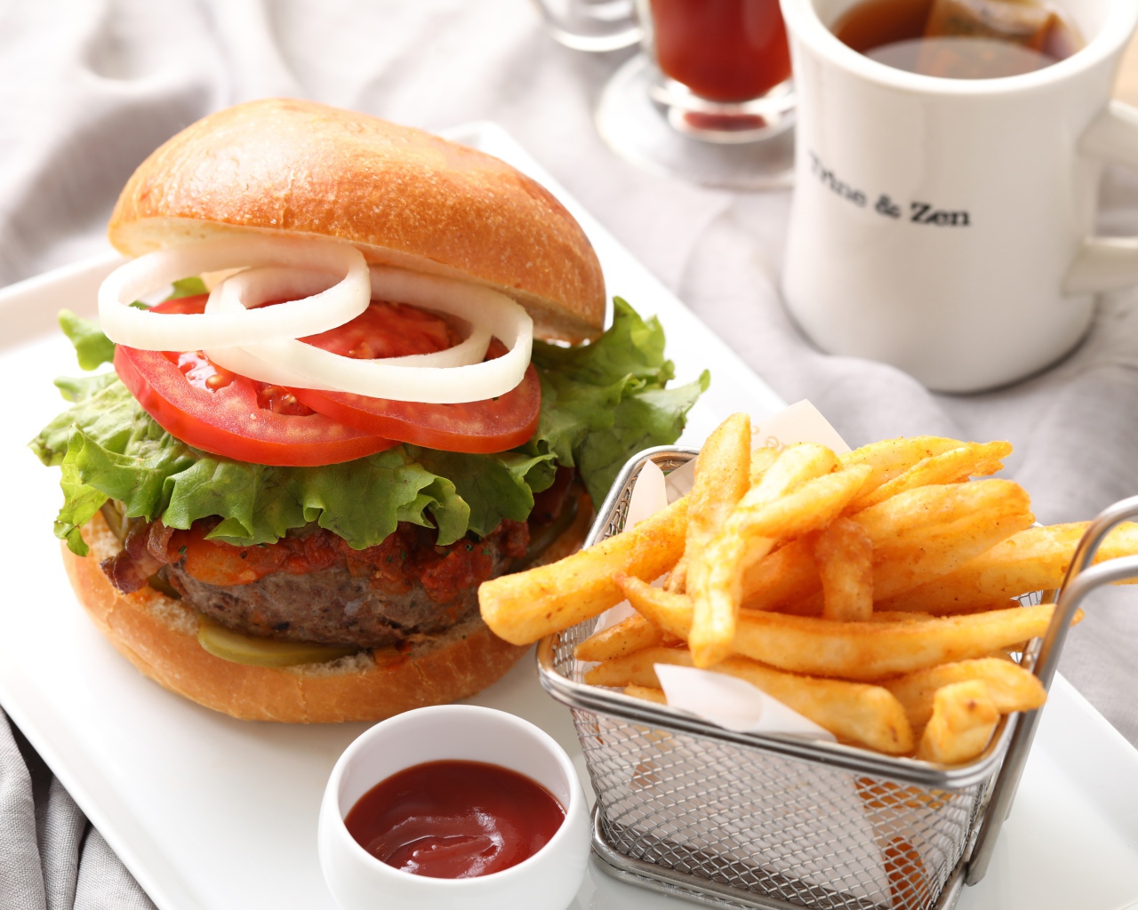 Гамбургер с картошкой фри и соусом 