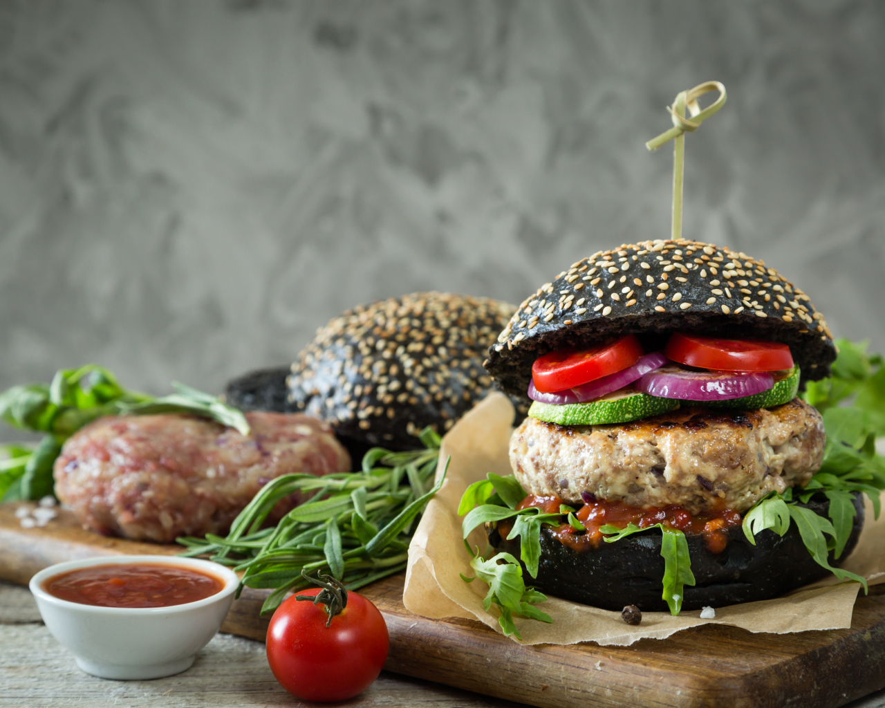 Гамбургер с котлетой и овощами 