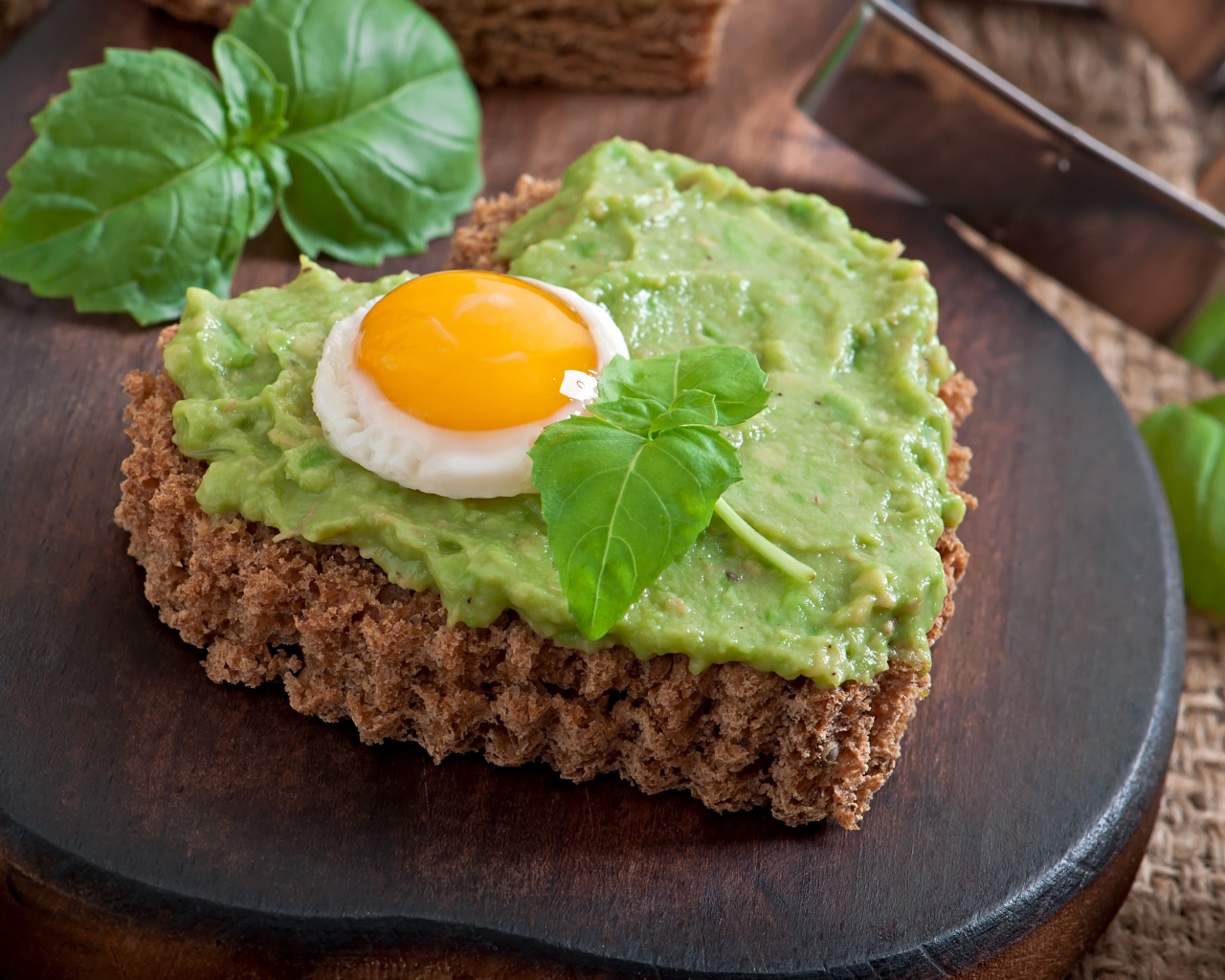 Сердце из хлеба с зеленым соусом и глазуньей