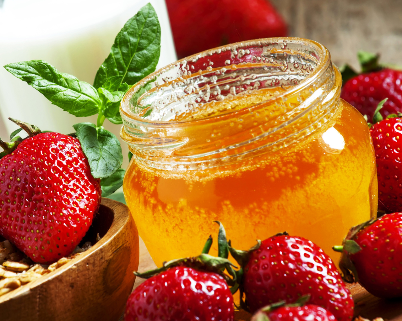 Мед и спелая свежая клубника 