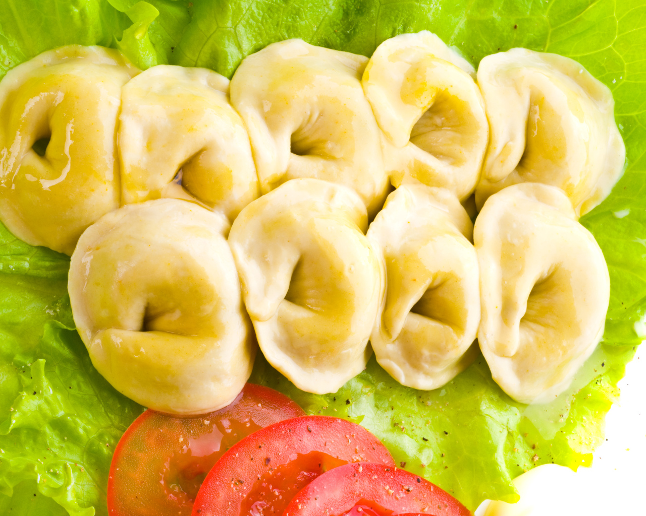 Горячие пельмени с овощами крупным планом 