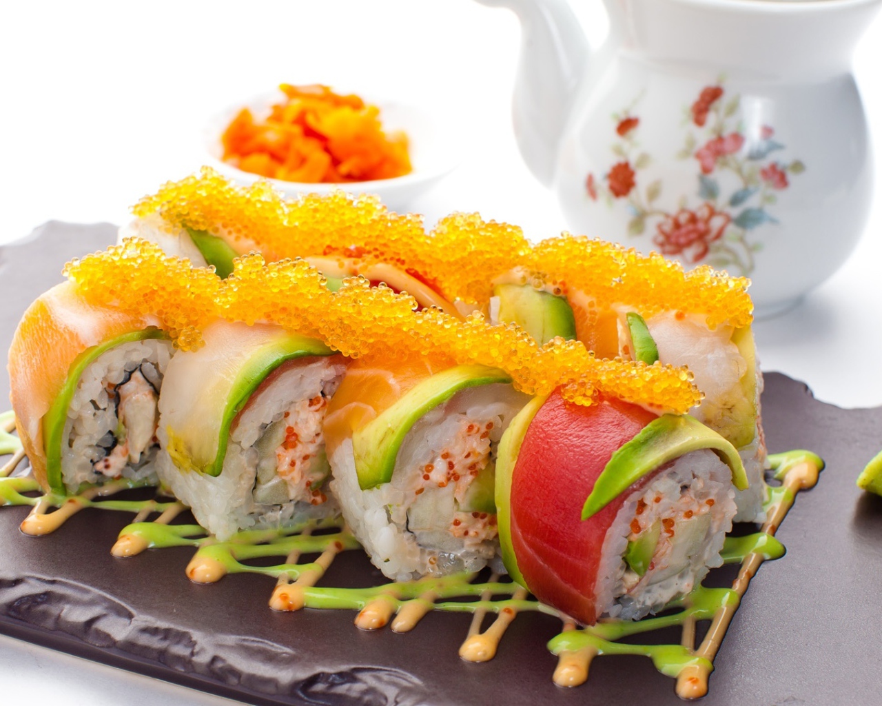 Японские роллы с икрой и авокадо 