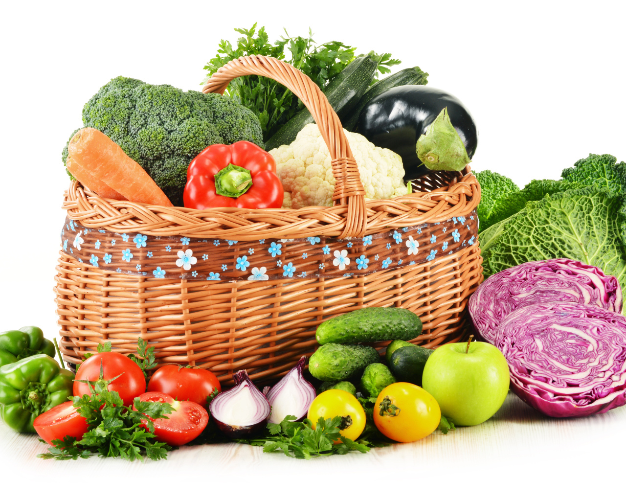 Большая корзина овощей на белом фоне