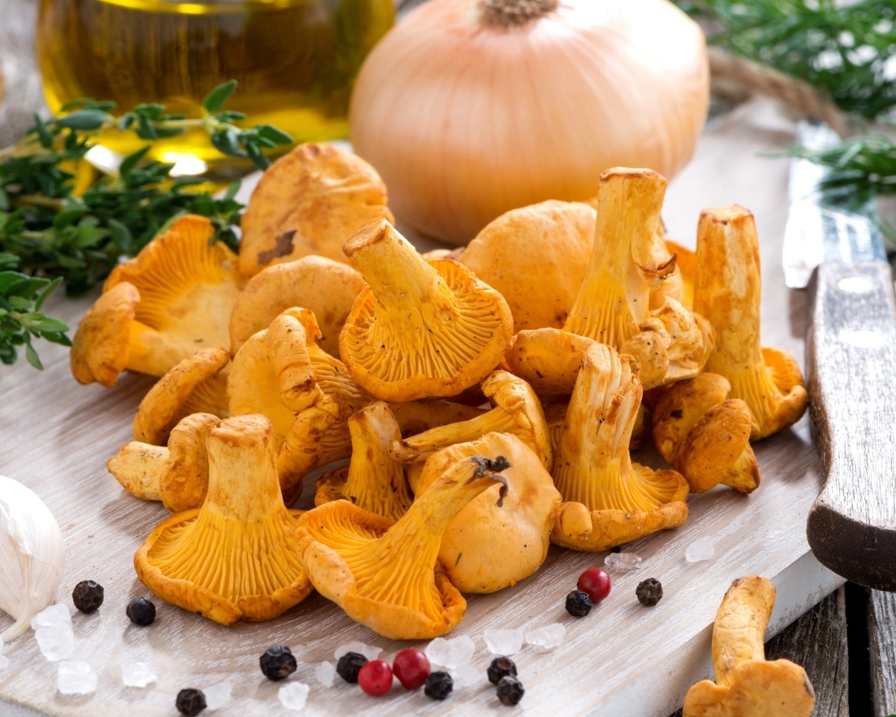 Грибы лисички и овощи на деревянной доске 