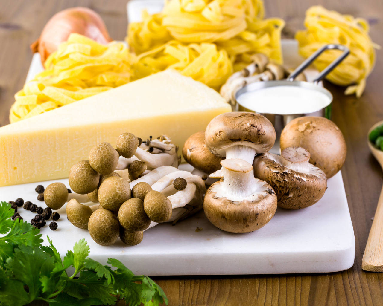 Грибы на разделочной доске с сыром, макаронами и зеленью