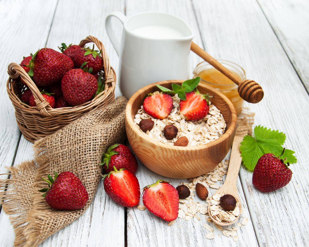 Овсяные хлопья с молоком и свежей клубникой на завтрак 