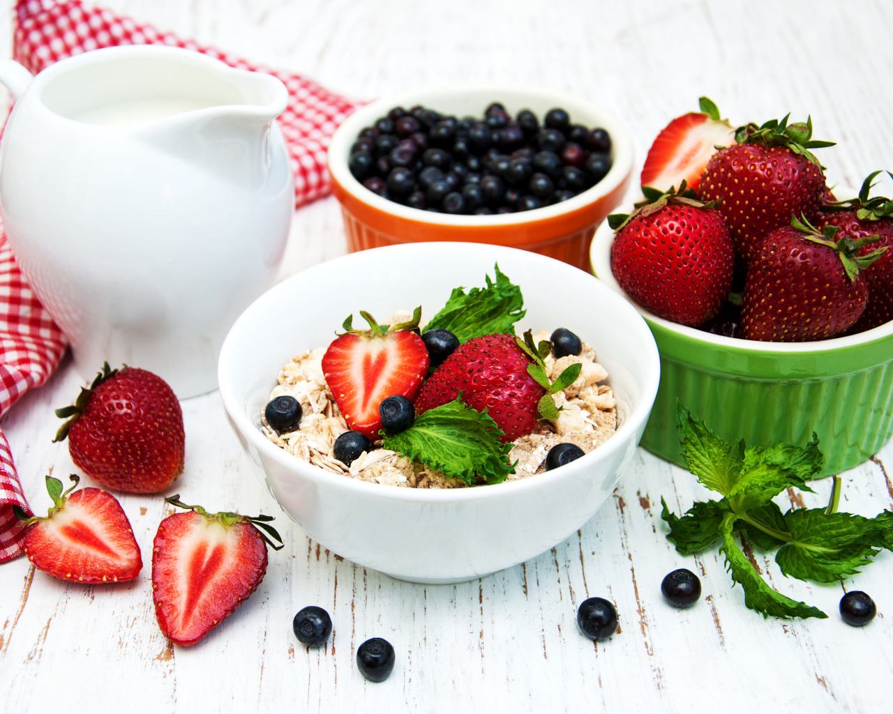 Овсяные хлопья и свежая клубника на завтрак 