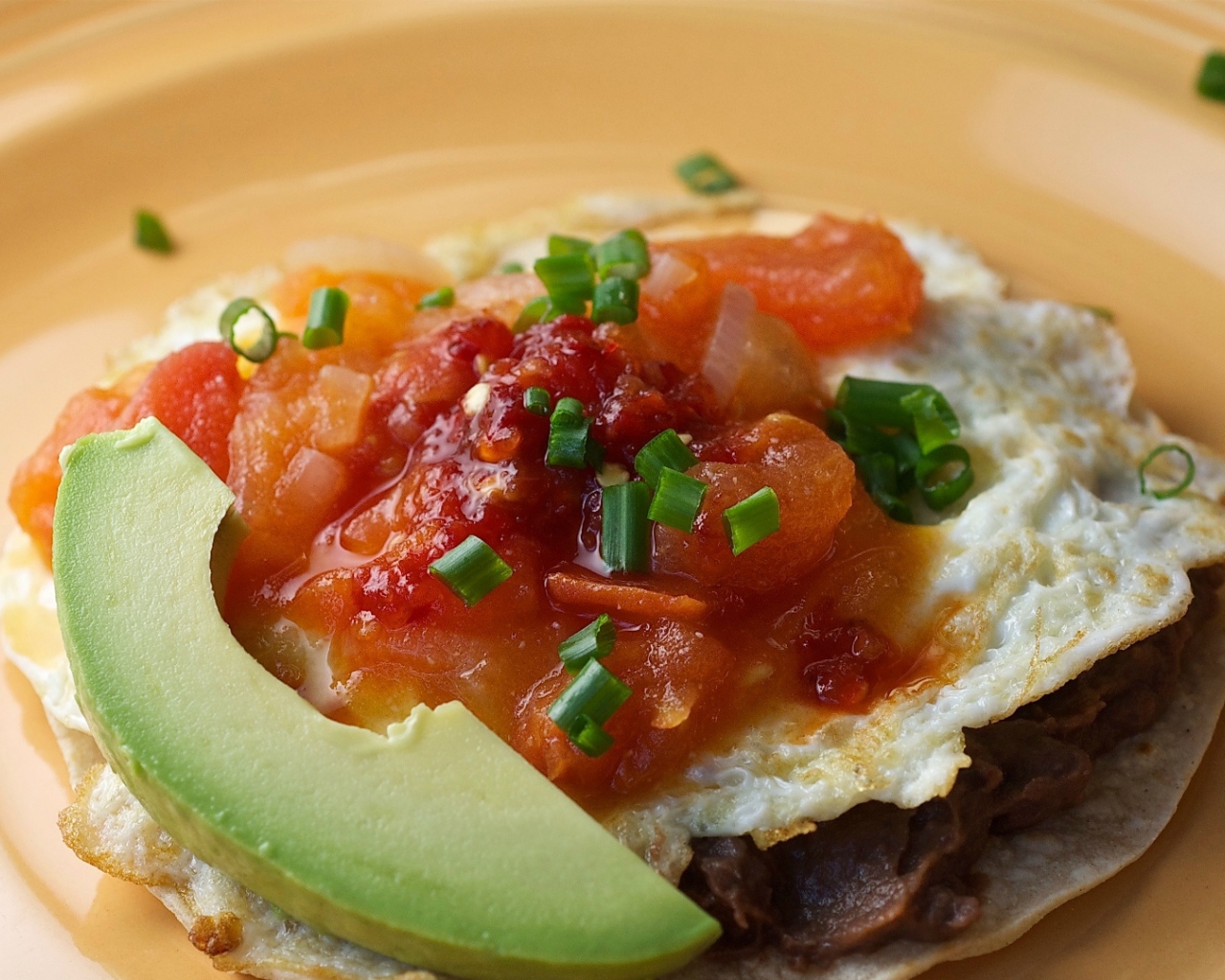 Омлет с соусом, кусочком авокадо на завтрак