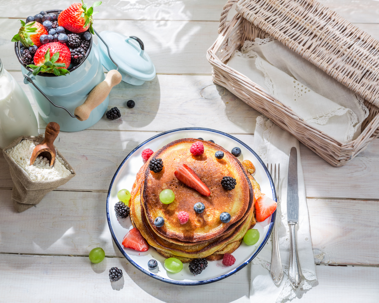 Оладьи с ягодами и молочными продуктами на завтрак 