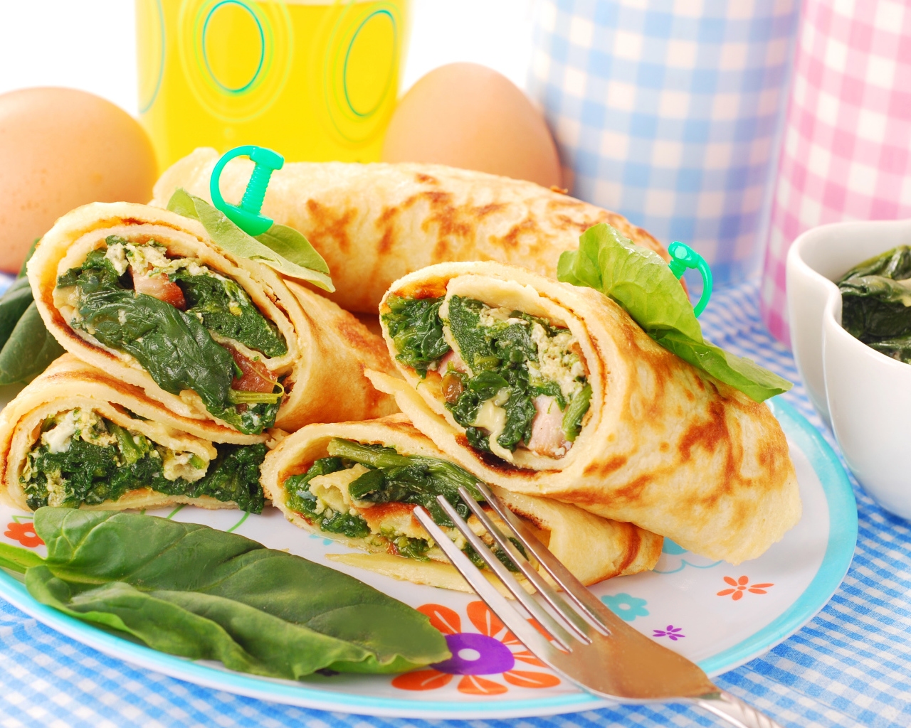 Блины с овощной начинкой на  тарелке 