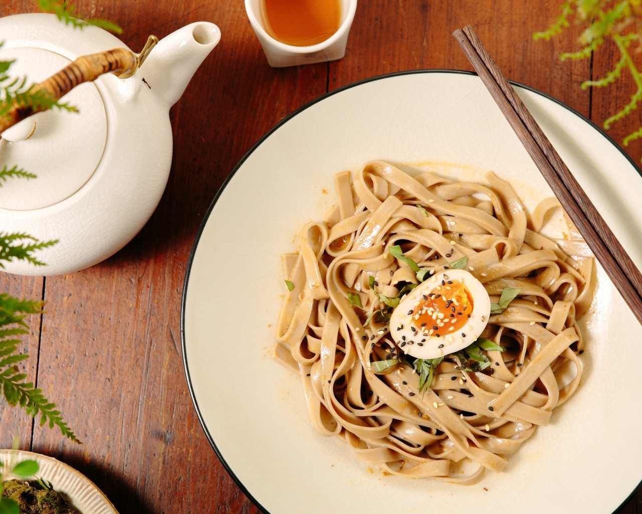 Паста с соусом и яйцом 