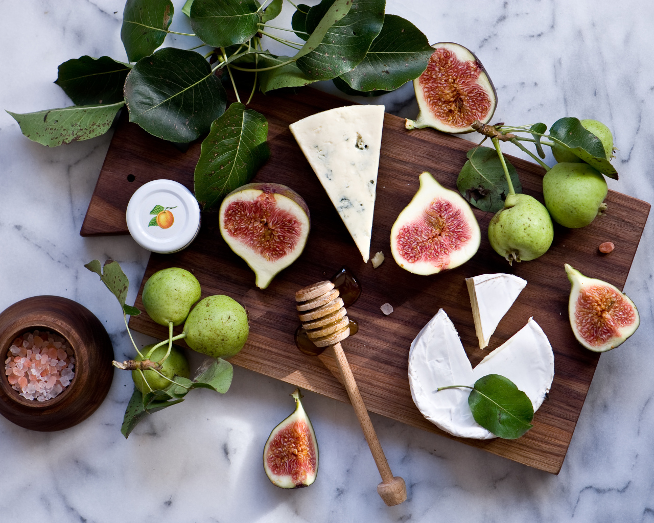 Груши с инжиром и сыром на разделочной доске