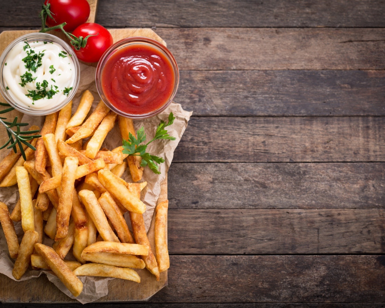 Аппетитный картофель фри на столе 