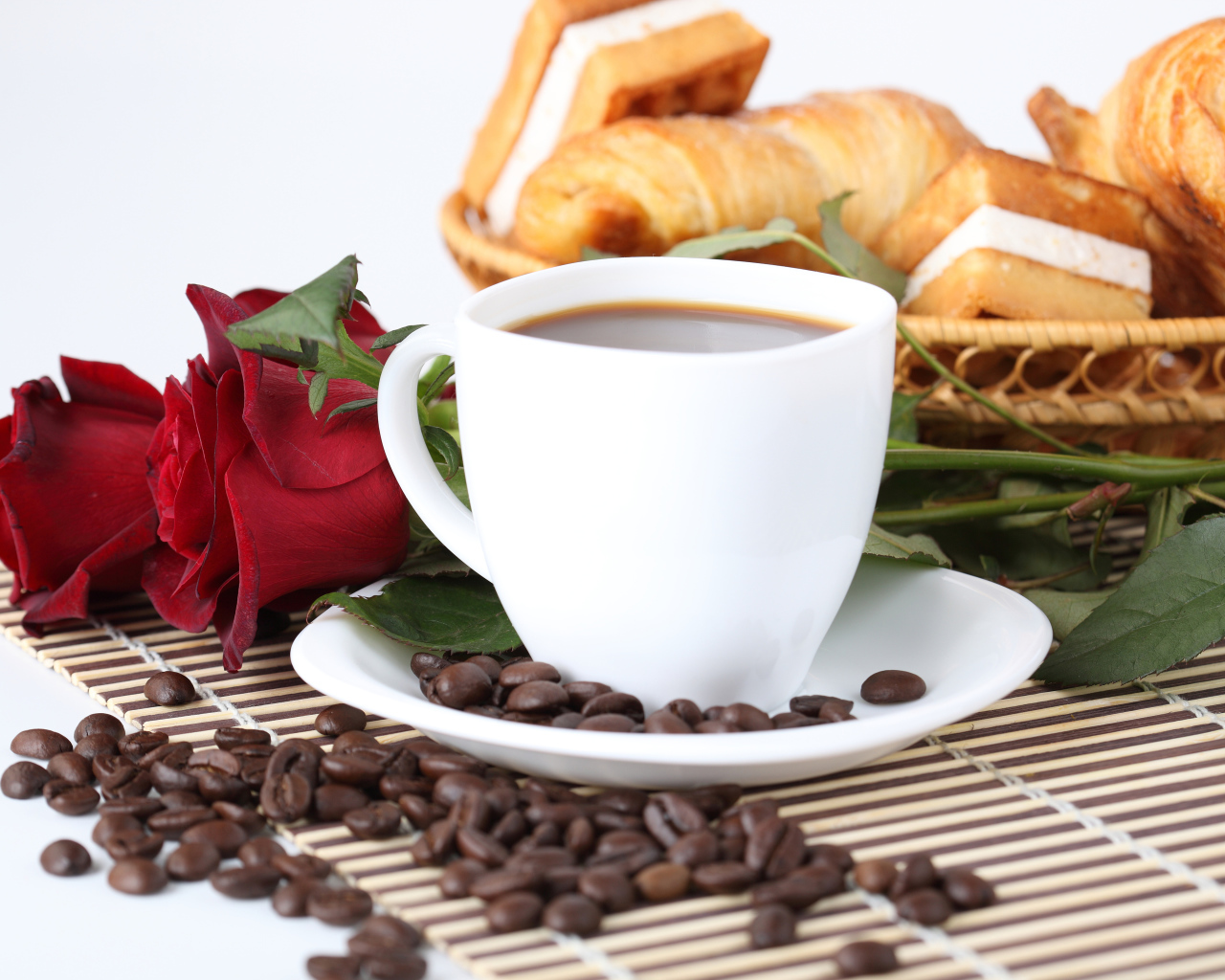 Романтический завтрак, кофе с выпечкой и красные розы 
