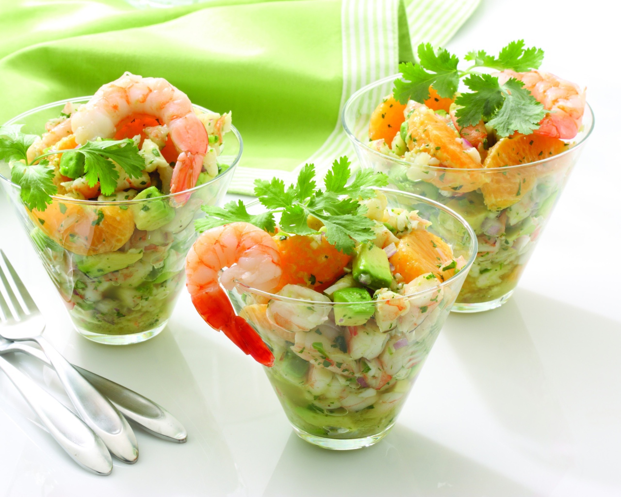 Салат с креветками, мандаринами, авокадо, луком и зеленью