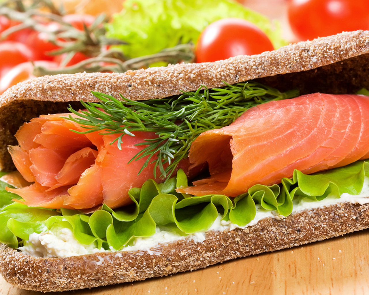 Сэндвич с зеленью и красной рыбой 