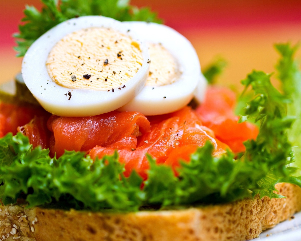 Бутерброд с красной рыбой и вареными яйцами