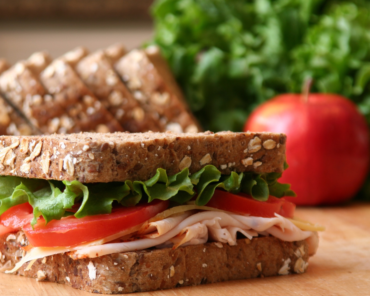Сэндвич с помидорами ветчиной и салатом 