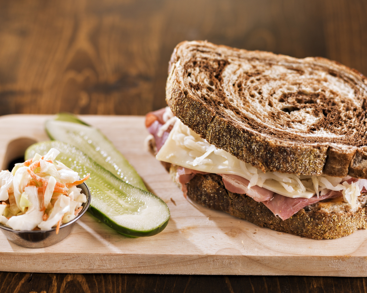 Сэндвич с овощами на разделочной доске 