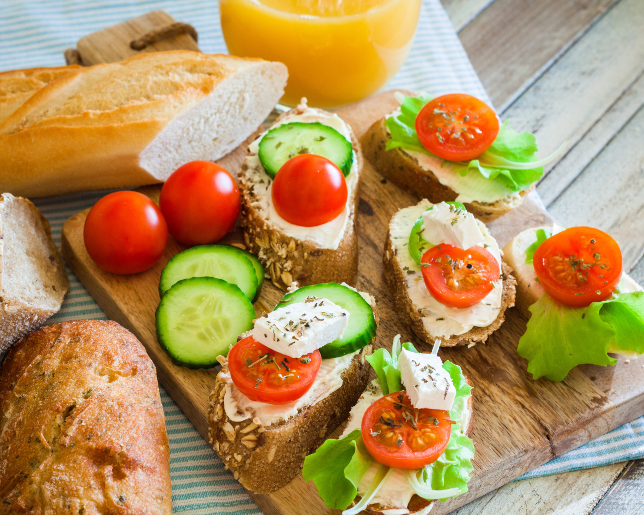 Бутерброды с сыром огурцами и помидорами на завтрак