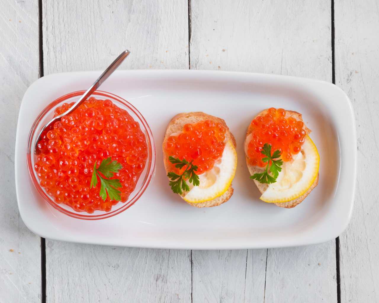 Бутерброды с красной икрой и лимонами