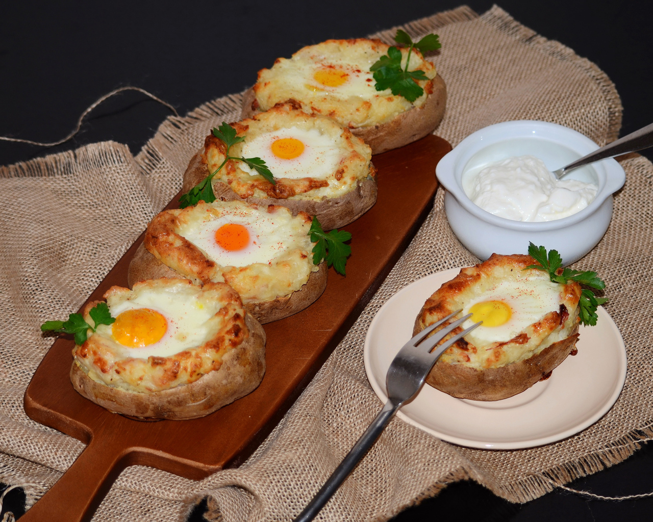 Бутерброды с яичницей на разделочной доске к завтраку