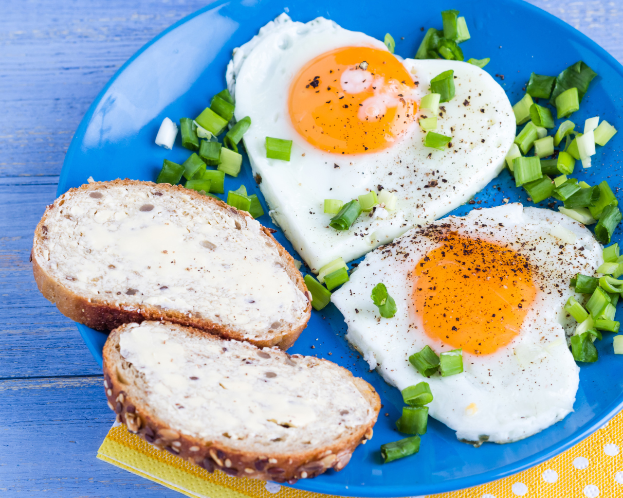 Яичница в форме сердца и бутерброды на завтрак 