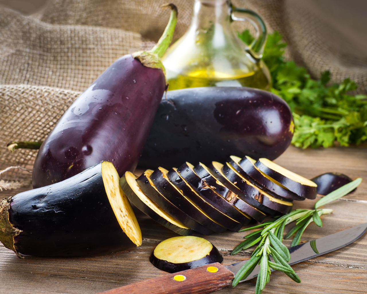 Нарезанный баклажан на столе крупным планом